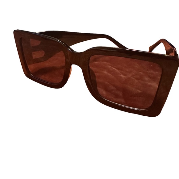 B Sunglasses black frame.  Very good copy. - Picture 4 of 6